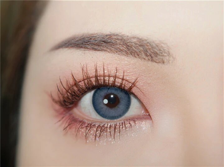 kazzue absolute blue colored contact lens close-up