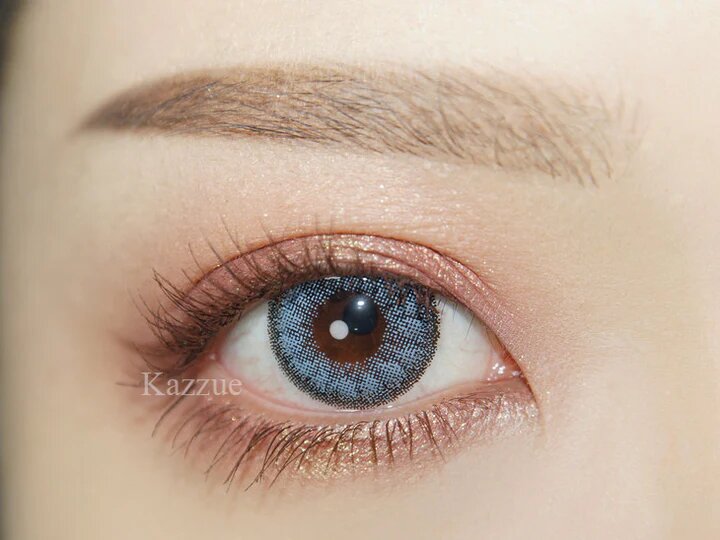 kazzue cherish blue colored contact lens close-up