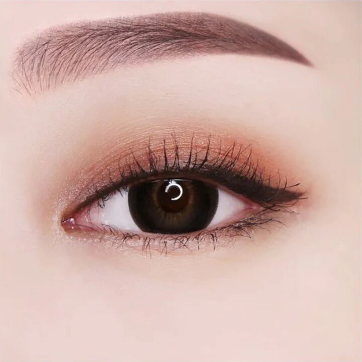 kazzue essential black colored contact lens close-up