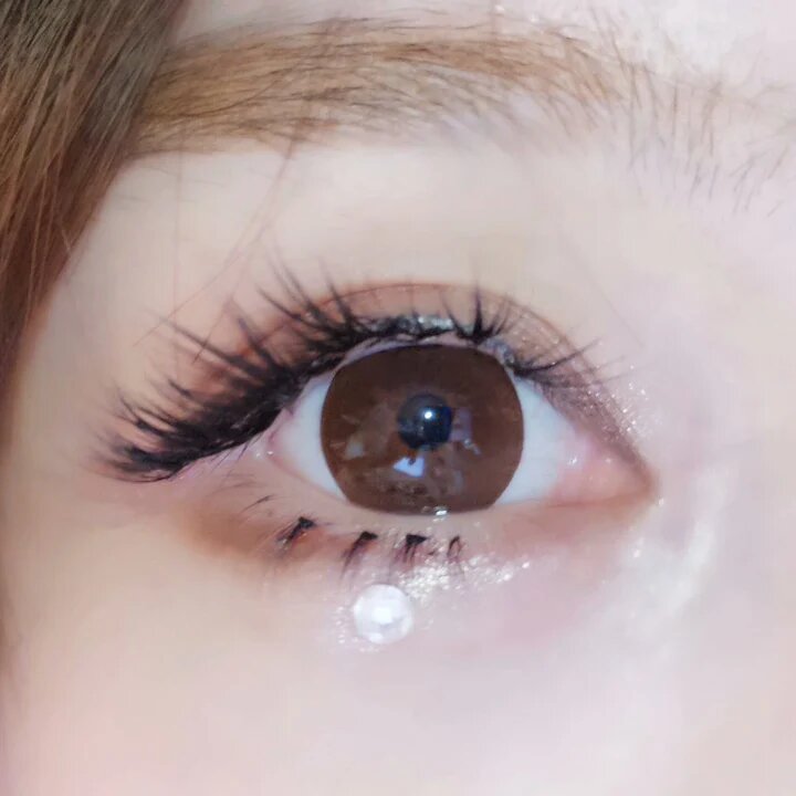 kazzue essential choco colored contact lens close-up