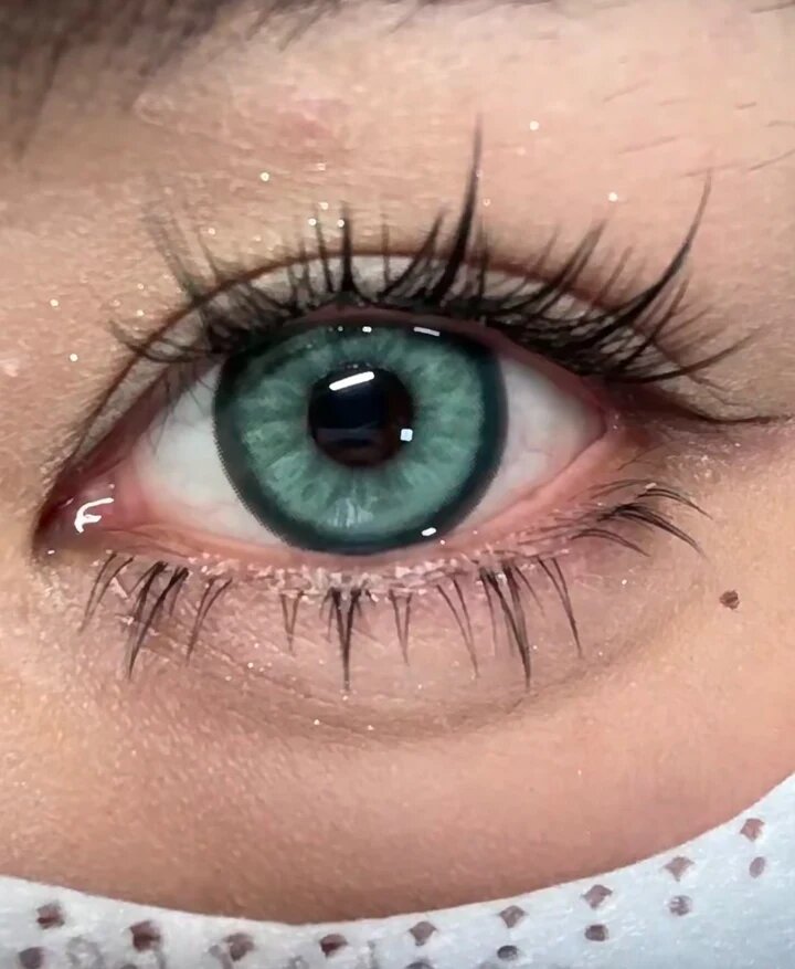 kazzue glitz green colored contact lens close-up