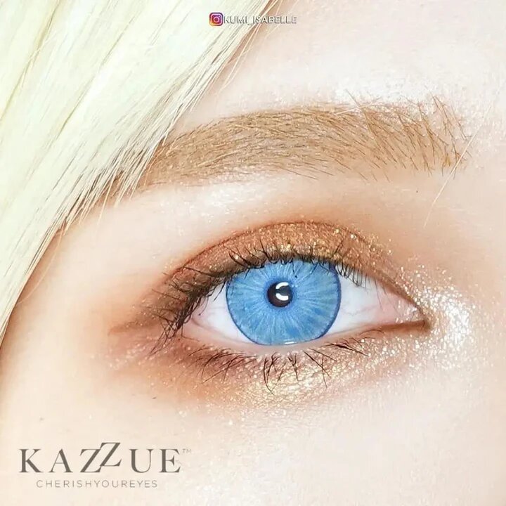 kazzue gorgeous blue colored contact lens closeup
