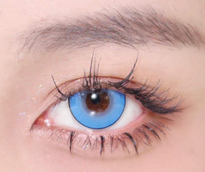 kazzue intense pop blue colored contact lens closeup