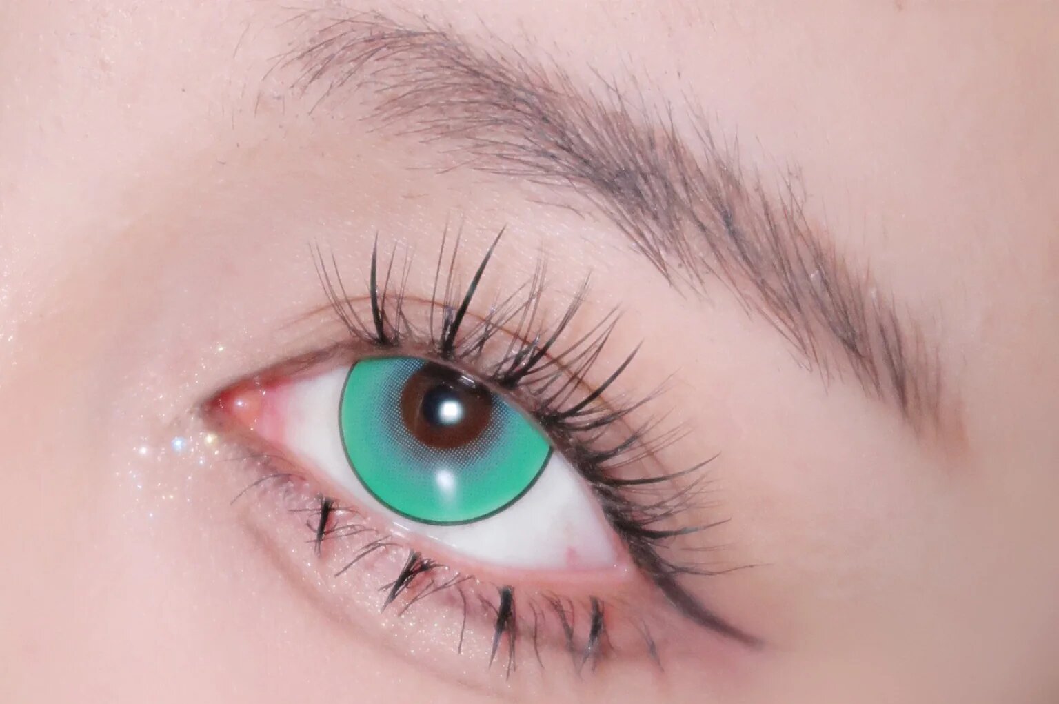kazzue intense pop green colored contact lens closeup