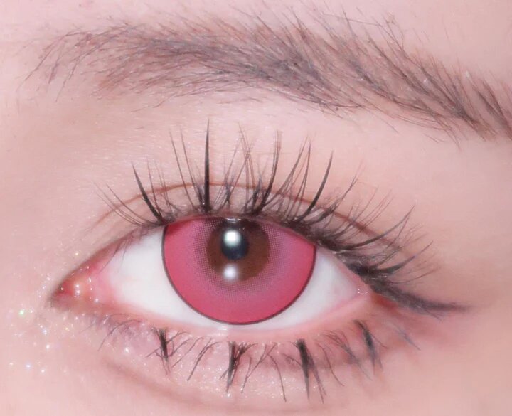 kazzue intense pop rose colored contact lens closeup
