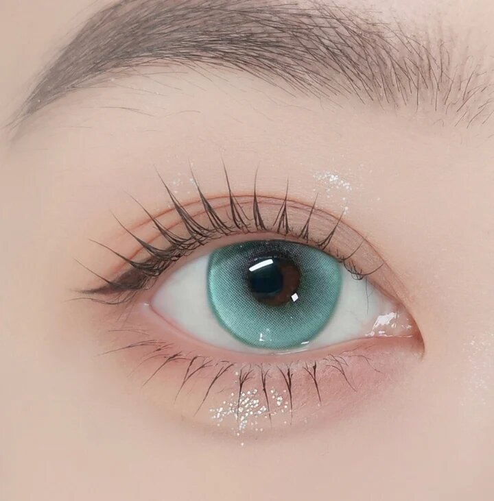 kazzue jellybean berry blue colored contact lens closeup