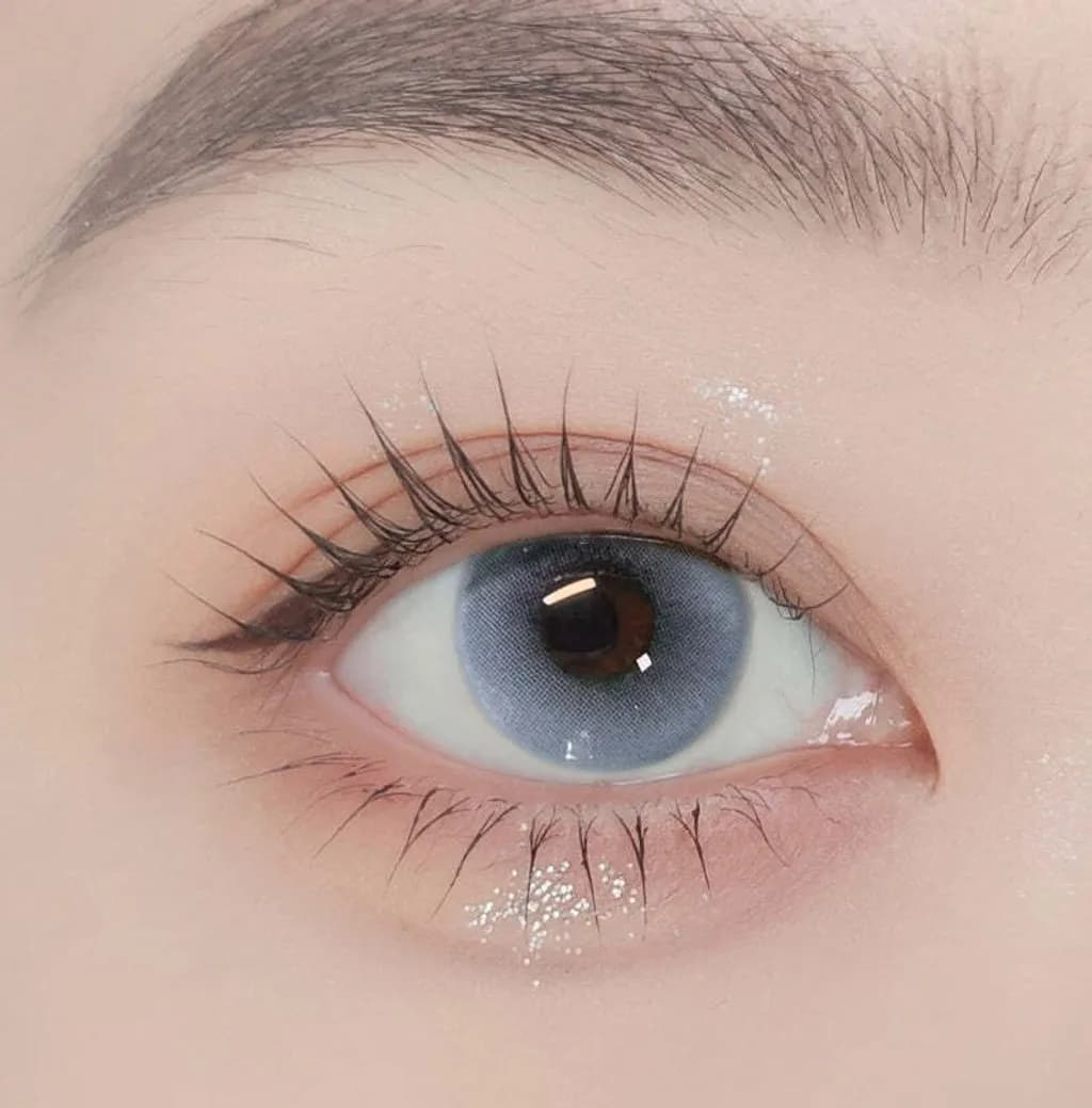kazzue jellybean plum colored contact lens closeup