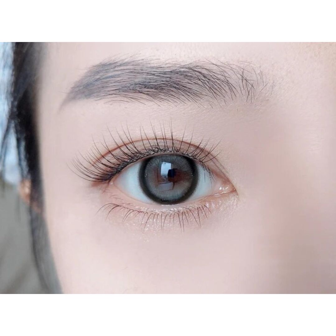 kazzue moonveil shadowmoon silver colored contact lens closeup