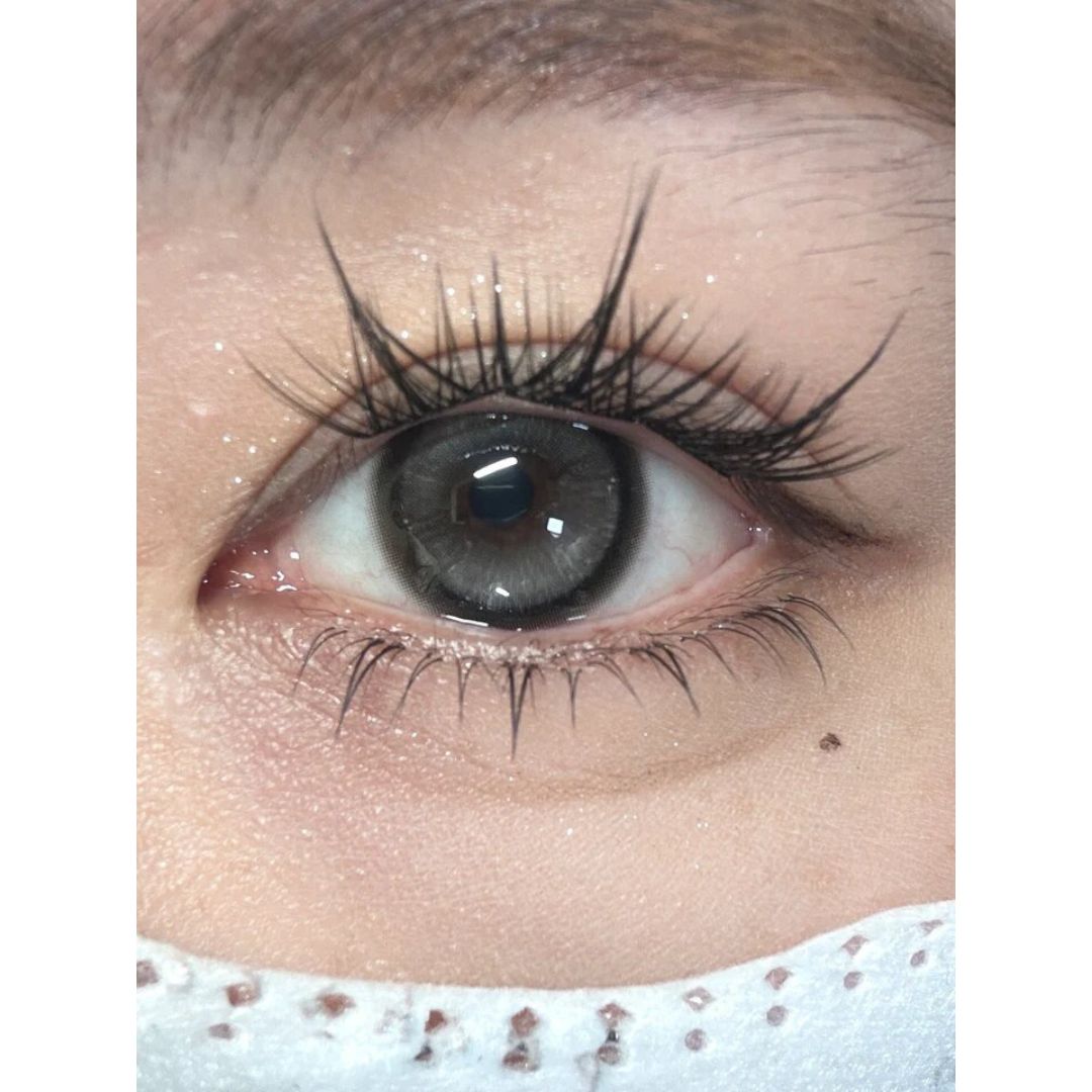 kazzue moonveil shadowmoon silver colored contact lens closeup