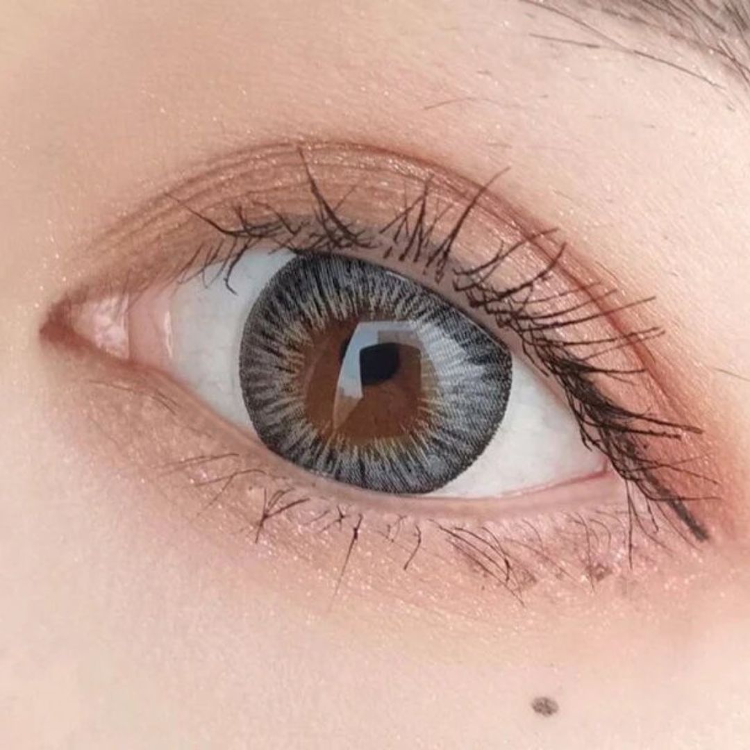 kazzue premier grey colored contact lens closeup