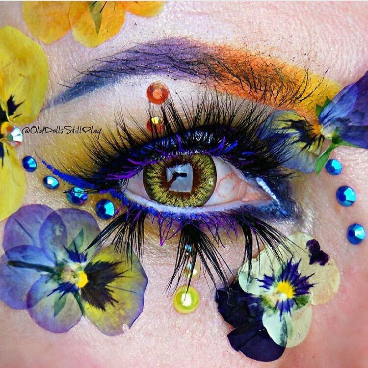 kazzue premier yellow colored contact lens closeup
