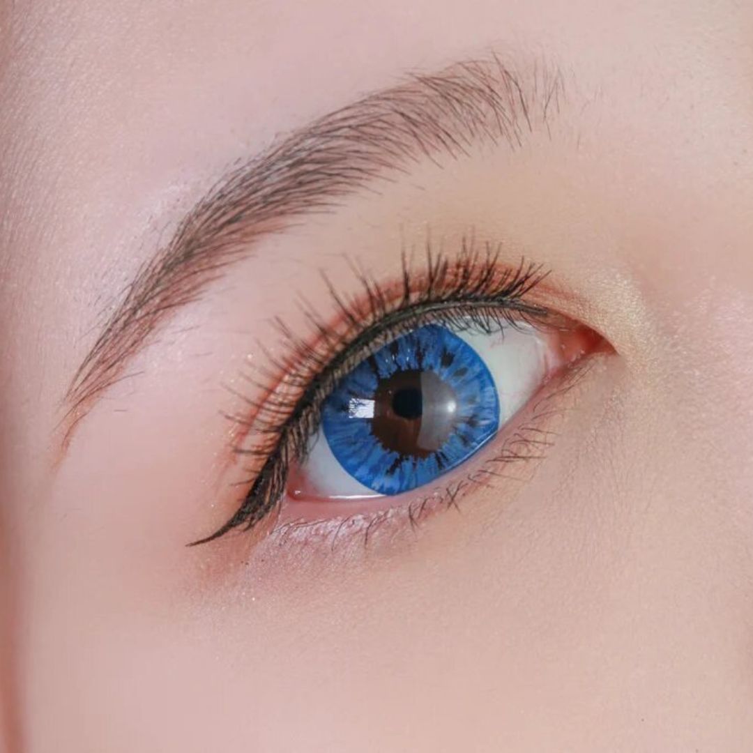 kazzue starryeye blue colored contact lens closeup
