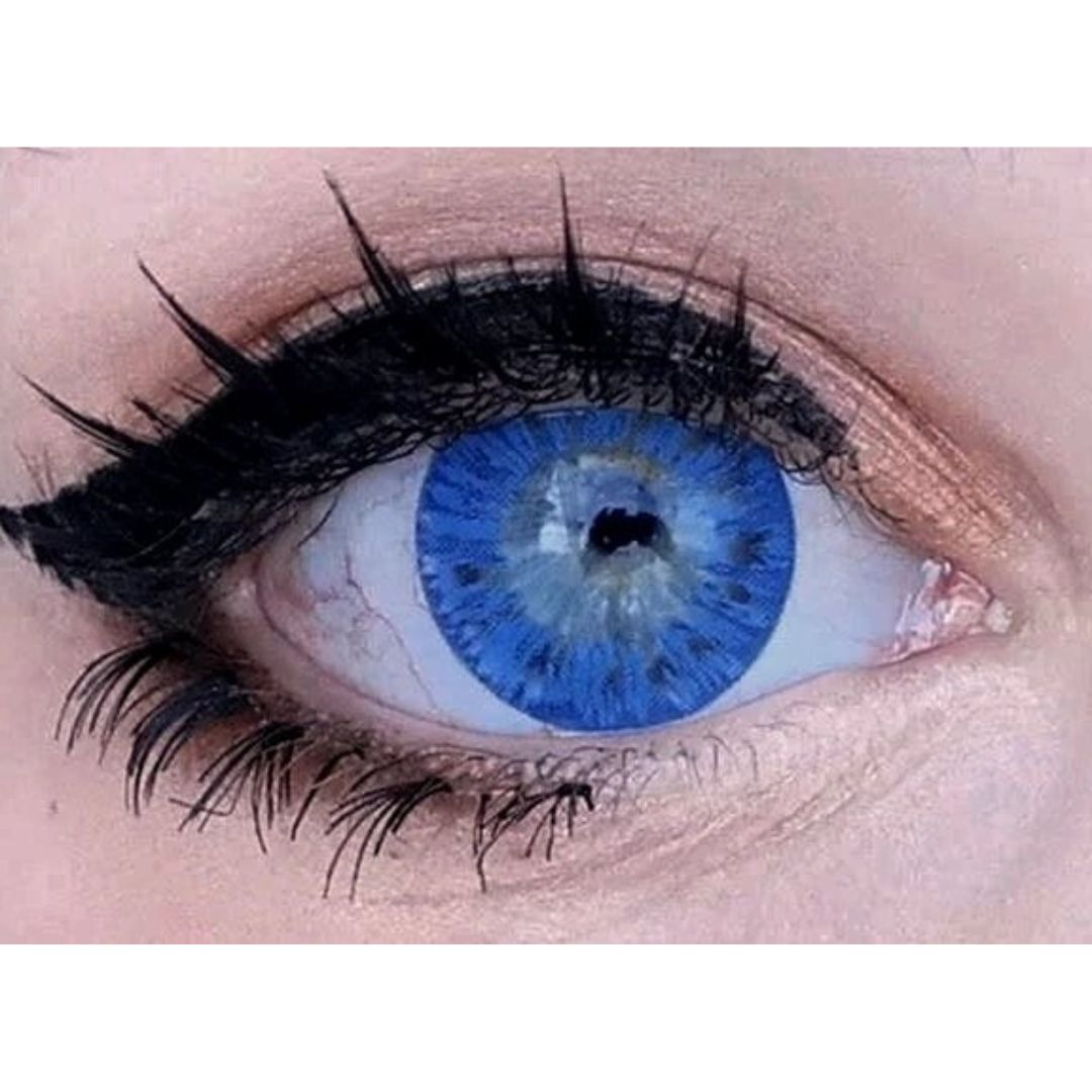 kazzue starryeye blue colored contact lens closeup