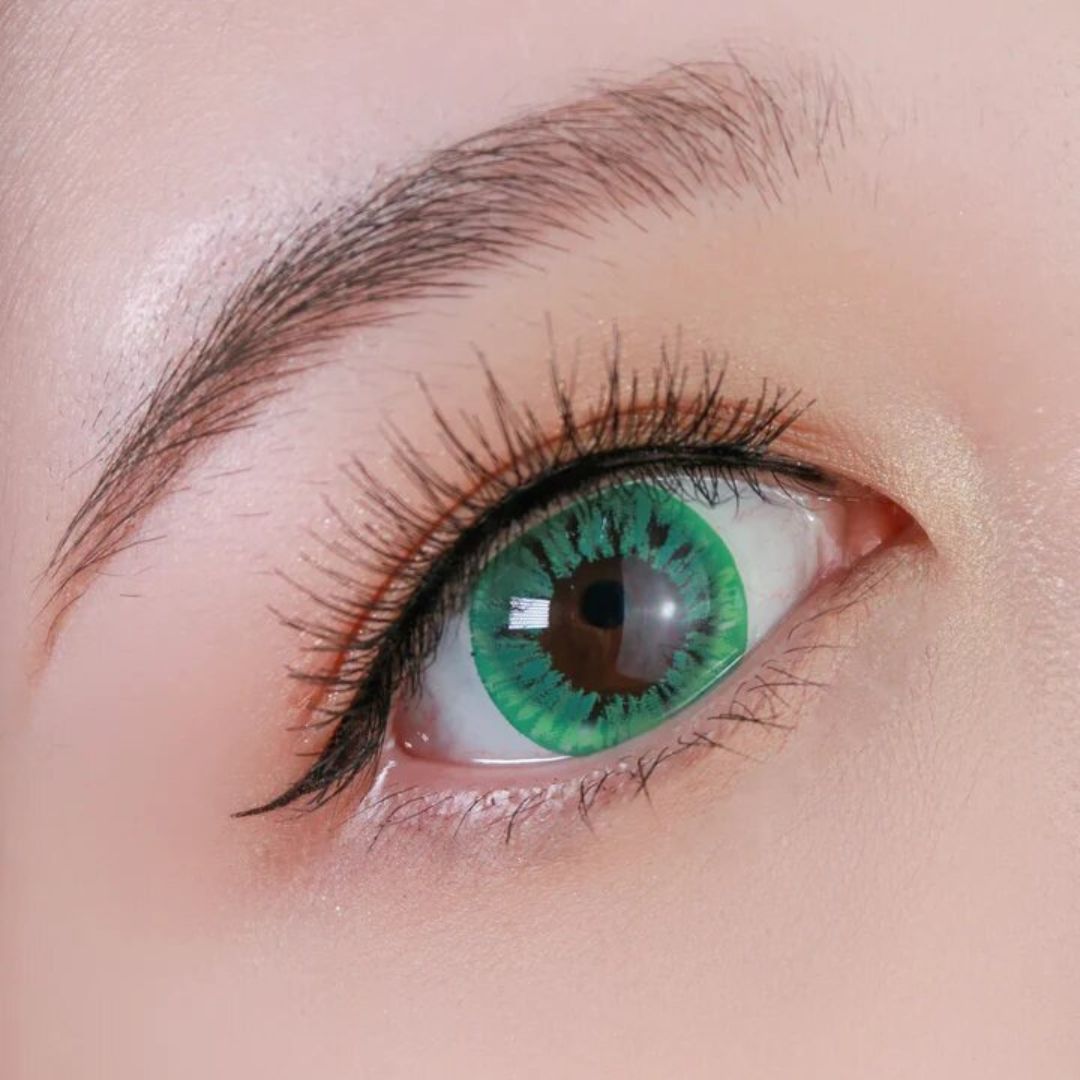 kazzue starryeye green colored contact lens closeup