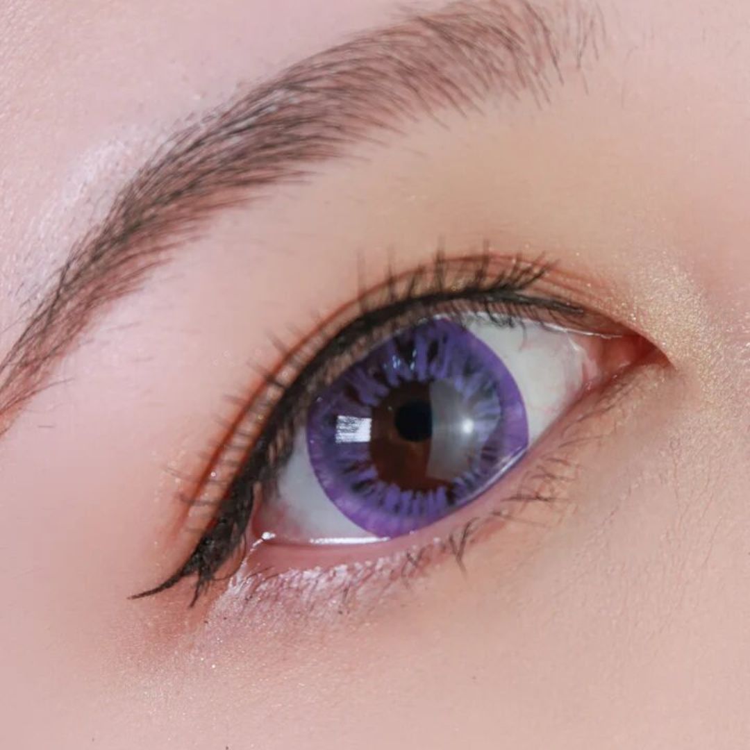 kazzue starryeye violet colored contact lens closeup