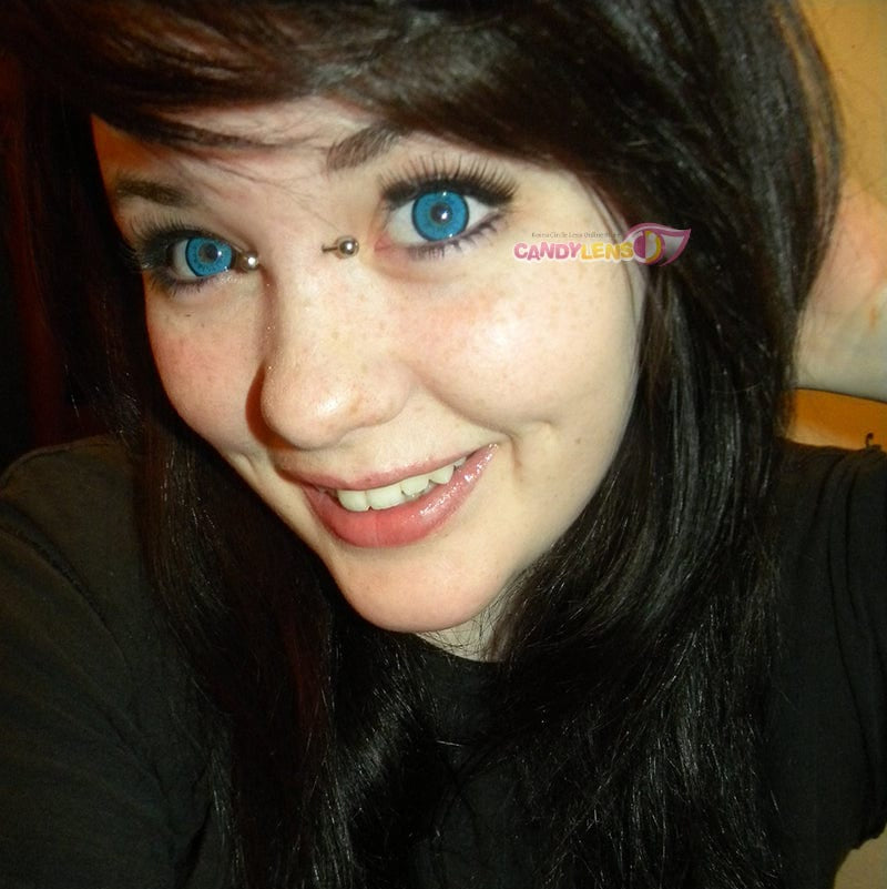 customer wearing dolly eye blue contact lens